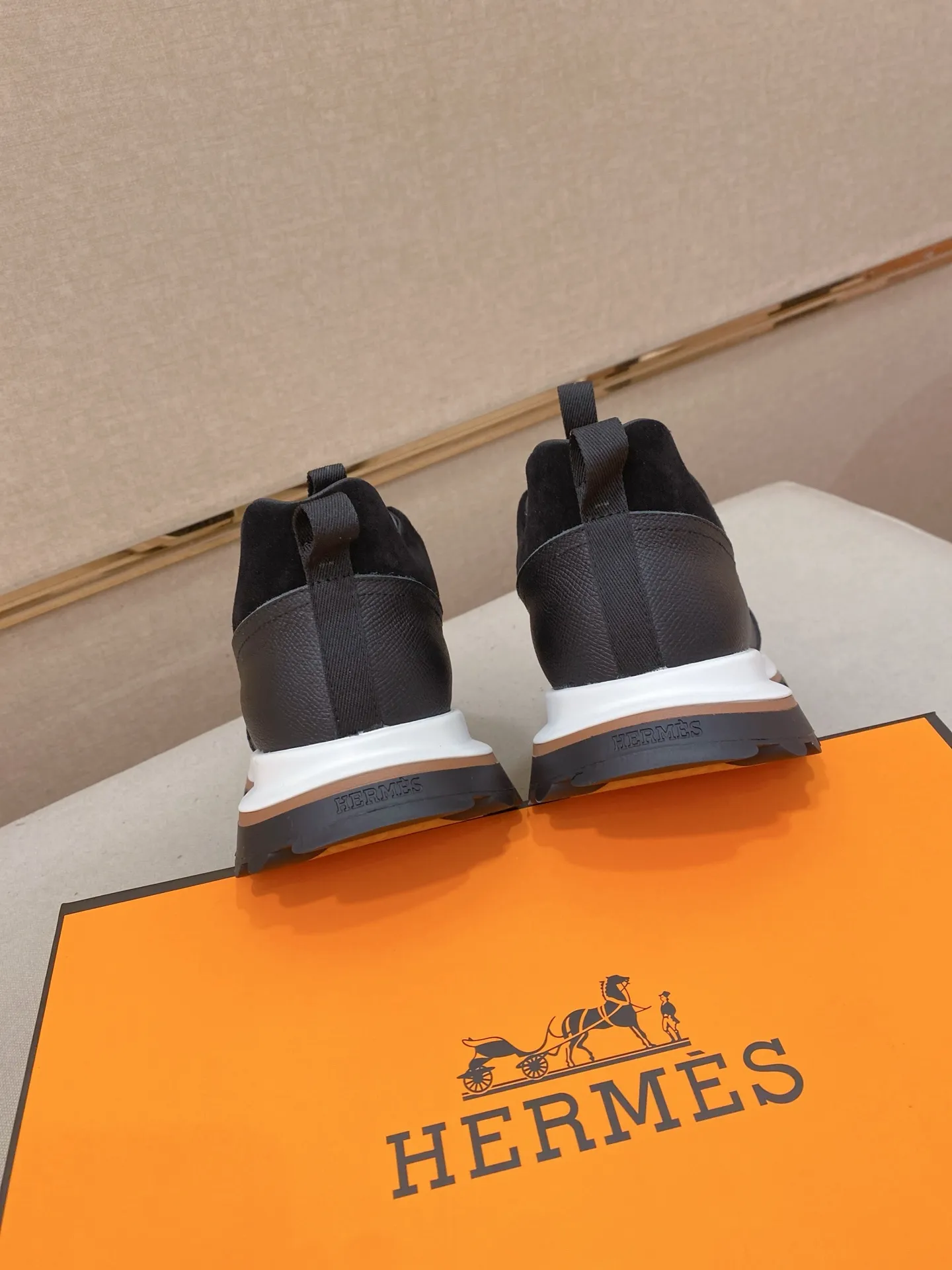 Men's clothing and shoes💰: 520💰《HERMES》【Classic original single version】Hermès; top 🔝purchasing agent🔍🔍men's latest 🇺🇸 counter sales simultaneously, original imported from Italy ▲▲first-layer cowhide ▲▲ (high-end, nobility, class) times) Exquisite workmanship (Italian 🇮🇹Imported water-dyed 🐂cowhide lining) sole: Original sole provided by the original factory, ⚠️exclusive double-layer activity·TPR·rubber·combined molded outsole; super comfortable·wear-resistant·non-slip·environmental protection The real thing is more beautiful if you take the real thing (high quality, follow the order), you can enter and exit the counter at will * Number of yards: 38·39·40·41·42·43·44# (can be customized 45.)